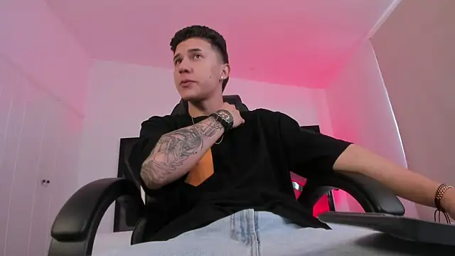 liaamsmiith  online show from 12/03/25, 12:03