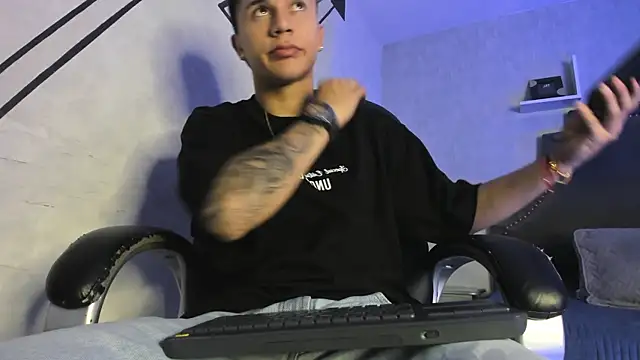 liaamsmiith  online show from 12/17/25, 12:44