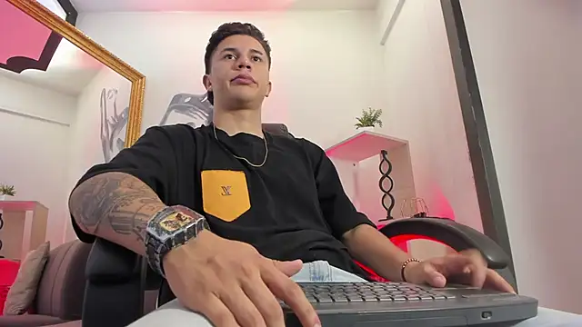 liaamsmiith  online show from 02/13/26, 01:18