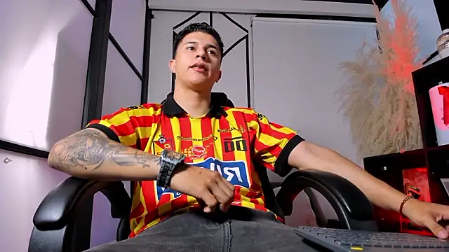 liaamsmiith  online show from 03/18/26, 01:14