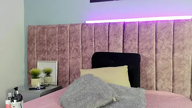 Niicolle Evanss online show from 11/19/25, 07:47