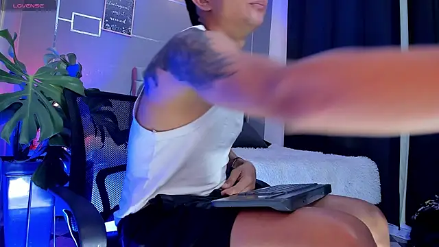 oliver mr  online show from 10/16/25, 08:54