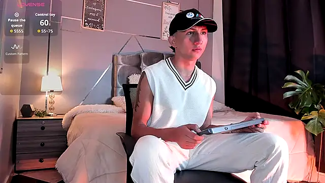 oliver mr  online show from 11/19/25, 08:09