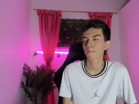 Snapshot of dylan_202520_ chatting on 09/17/25, 11:23 dylan 202520 online show from 09/17/25, 11:23