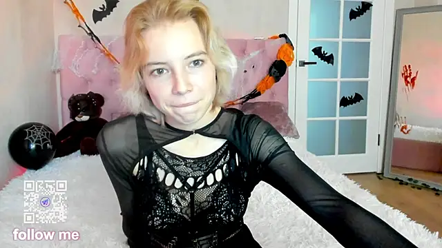 Pink Lila18 online show from 10/31/25, 09:54