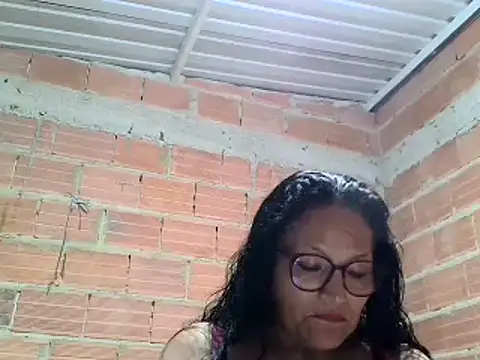 Snapshot of _Cristal chatting on 10/17/25, 12:36 Cristal online show from 10/17/25, 12:36
