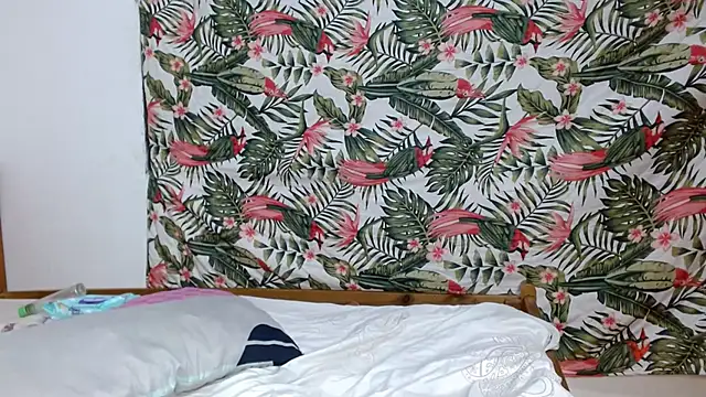 Snapshot of smallkarlakarla chatting on 02/20/26, 10:32 smallkarlakarla online show from 02/20/26, 10:32