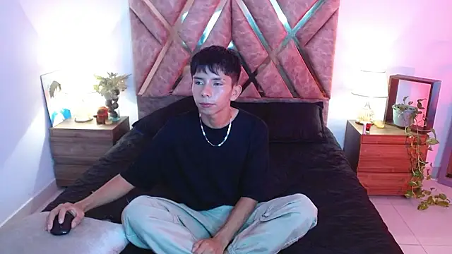 Hyunjin Son online show from 09/19/25, 12:34