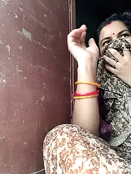 Snapshot of Idhika_Handoo chatting on 09/17/25, 08:49 Idhika Handoo online show from 09/17/25, 08:49