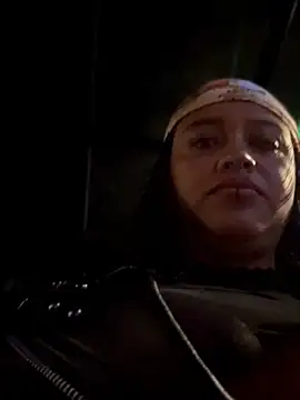 Snapshot of -Mia1 chatting on 11/20/25, 01:06 -Mia1 online show from 11/20/25, 01:06