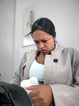 Snapshot of -Mia1 chatting on 12/15/25, 12:31 -Mia1 online show from 12/15/25, 12:31