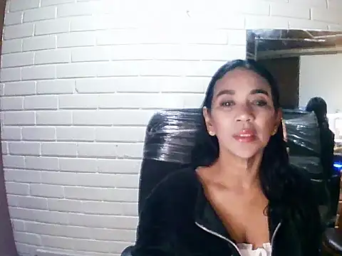 MiiaVelasquez online show from 11/07/25, 04:23