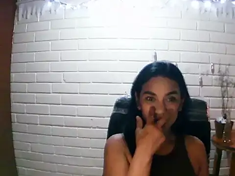 MiiaVelasquez online show from 11/18/25, 03:56