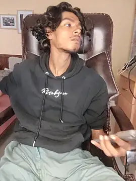 Snapshot of thecatfish chatting on 11/13/25, 04:11 thecatfish online show from 11/13/25, 04:11