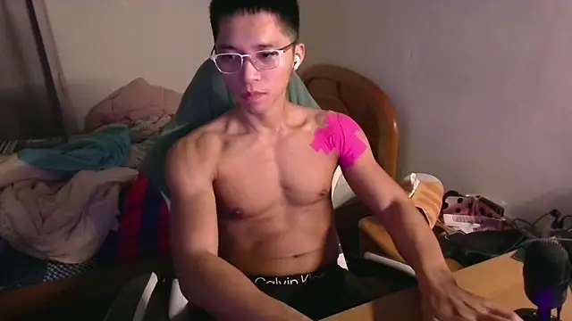 Snapshot of iron0401 chatting on 02/26/26, 05:12 iron0401 online show from 02/26/26, 05:12