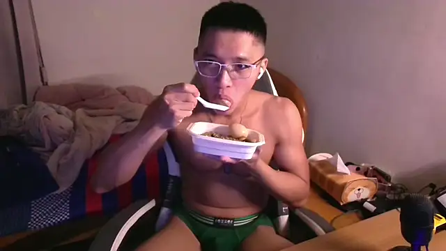 Snapshot of iron0401 chatting on 03/20/26, 05:40 iron0401 online show from 03/20/26, 05:40