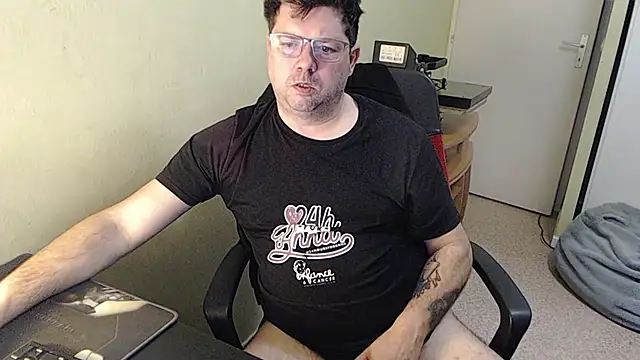 Snapshot of blueandwhite1 chatting on 02/12/25, 08:06 blueandwhite1 online show from 02/12/25, 08:06