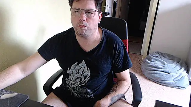 Snapshot of blueandwhite1 chatting on 02/18/25, 03:32 blueandwhite1 online show from 02/18/25, 03:32