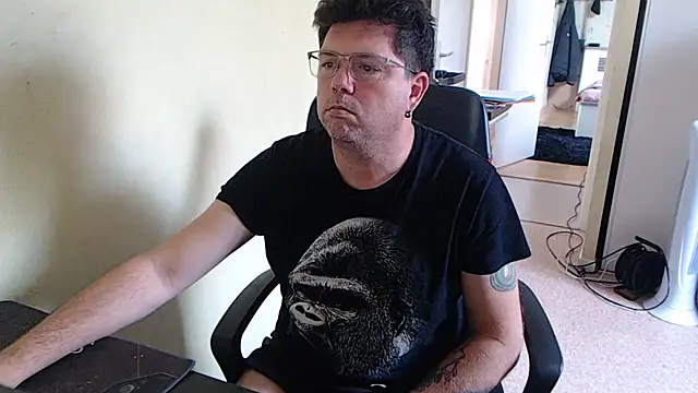 Snapshot of blueandwhite1 chatting on 10/09/25, 02:48 blueandwhite1 online show from 10/09/25, 02:48