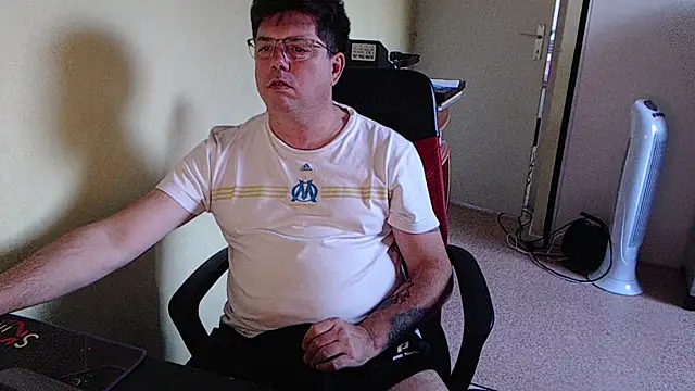 Snapshot of blueandwhite1 chatting on 10/13/25, 04:51 blueandwhite1 online show from 10/13/25, 04:51