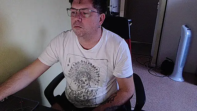 Snapshot of blueandwhite1 chatting on 11/13/25, 03:55 blueandwhite1 online show from 11/13/25, 03:55