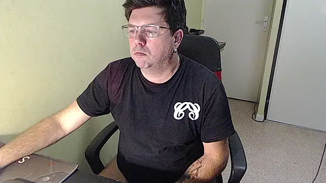 Snapshot of blueandwhite1 chatting on 12/05/25, 03:30 blueandwhite1 online show from 12/05/25, 03:30