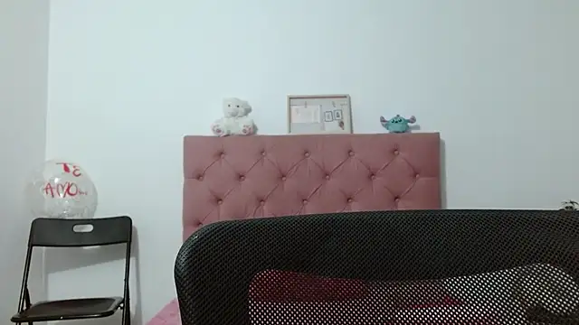 Sara f W online show from 12/17/25, 01:22