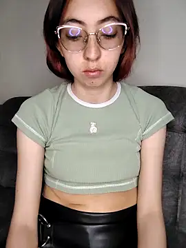 Snapshot of AnnieSparkle chatting on 09/28/25, 02:55 AnnieSparkle online show from 09/28/25, 02:55