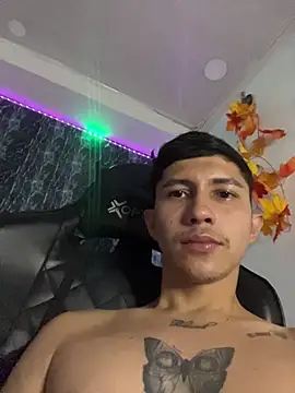 Snapshot of Alejandro_BigCock22 chatting on 10/27/25, 04:38 Alejandro BigCock22 online show from 10/27/25, 04:38