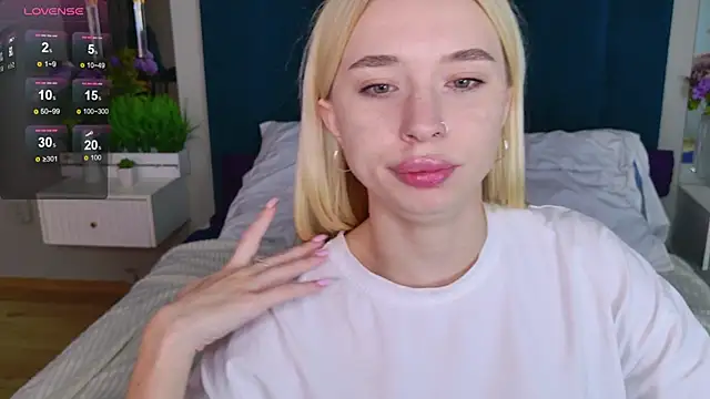 Snapshot of RachelColon chatting on 09/18/25, 10:39 RachelColon online show from 09/18/25, 10:39