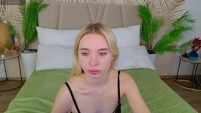 Snapshot of RachelColon chatting on 09/19/25, 10:38 RachelColon online show from 09/19/25, 10:38