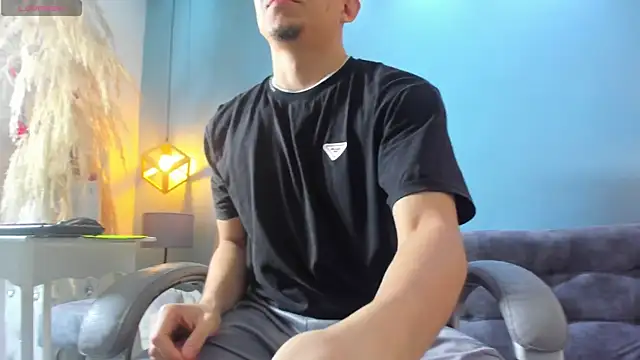 Snapshot of Eross_Santy chatting on 10/28/25, 03:36 Eross Santy online show from 10/28/25, 03:36