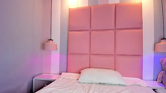 Snapshot of CarolinaFerrer chatting on 10/13/25, 02:50 CarolinaFerrer online show from 10/13/25, 02:50