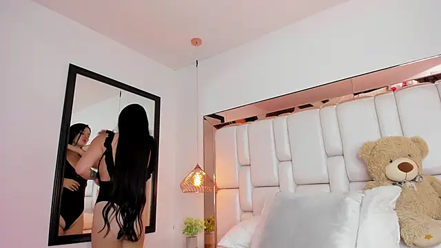 Snapshot of CarolinaFerrer chatting on 11/13/25, 04:17 CarolinaFerrer online show from 11/13/25, 04:17