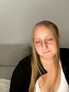 young hailey online show from 09/12/25, 07:52