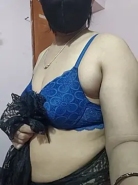 Snapshot of nice_touch9733 chatting on 11/18/25, 06:01 nice touch9733 online show from 11/18/25, 06:01