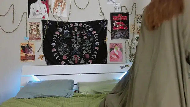 Snapshot of WonderConnie1 chatting on 11/13/25, 12:48 WonderConnie1 online show from 11/13/25, 12:48