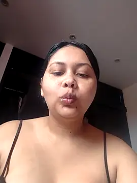 Snapshot of Alessandraa- chatting on 05/14/26, 03:52 Alessandraa- online show from 05/14/26, 03:52