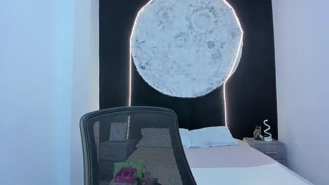 Snapshot of ScarletMoon1_ chatting on 10/17/25, 08:33 ScarletMoon1  online show from 10/17/25, 08:33