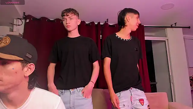 Snapshot of Handsomeboyss19 chatting on 10/01/25, 11:11 Handsomeboyss19 online show from 10/01/25, 11:11