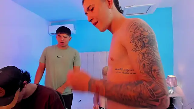 Snapshot of Handsomeboyss19 chatting on 11/21/25, 02:43 Handsomeboyss19 online show from 11/21/25, 02:43