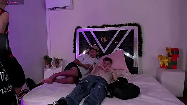 Snapshot of Handsomeboyss19 chatting on 12/17/25, 01:55 Handsomeboyss19 online show from 12/17/25, 01:55