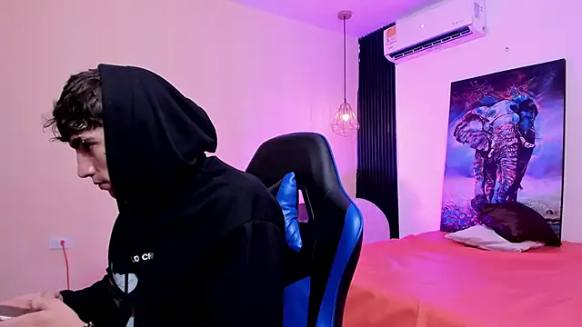 Snapshot of Handsomeboyss19 chatting on 01/16/26, 02:15 Handsomeboyss19 online show from 01/16/26, 02:15