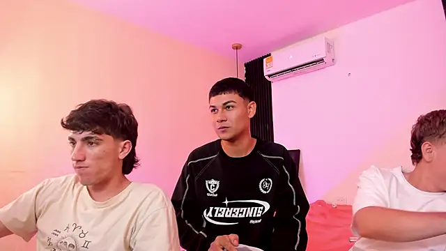 Snapshot of Handsomeboyss19 chatting on 02/03/26, 02:53 Handsomeboyss19 online show from 02/03/26, 02:53