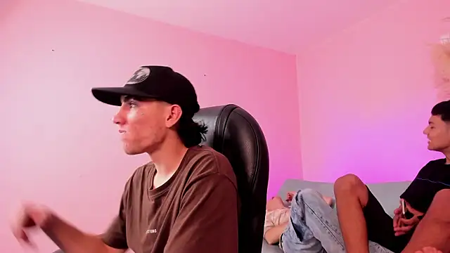 Snapshot of Handsomeboyss19 chatting on 02/04/26, 01:55 Handsomeboyss19 online show from 02/04/26, 01:55