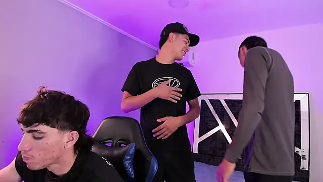 Snapshot of Handsomeboyss19 chatting on 02/06/26, 02:05 Handsomeboyss19 online show from 02/06/26, 02:05