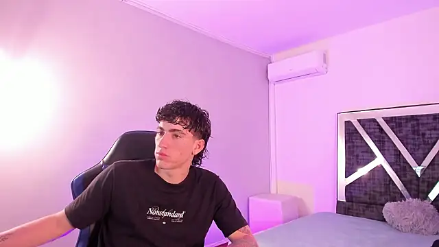 Snapshot of Handsomeboyss19 chatting on 02/10/26, 02:59 Handsomeboyss19 online show from 02/10/26, 02:59