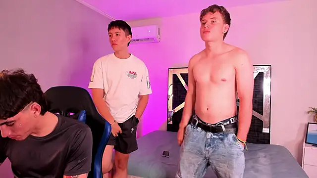 Snapshot of Handsomeboyss19 chatting on 02/18/26, 03:02 Handsomeboyss19 online show from 02/18/26, 03:02