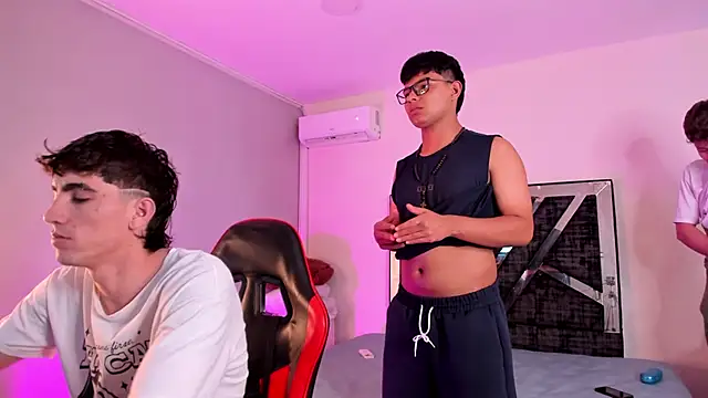 Snapshot of Handsomeboyss19 chatting on 02/21/26, 04:02 Handsomeboyss19 online show from 02/21/26, 04:02