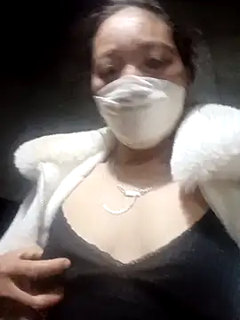 Snapshot of Phuong_xxx chatting on 12/16/25, 04:12 Phuong xxx online show from 12/16/25, 04:12